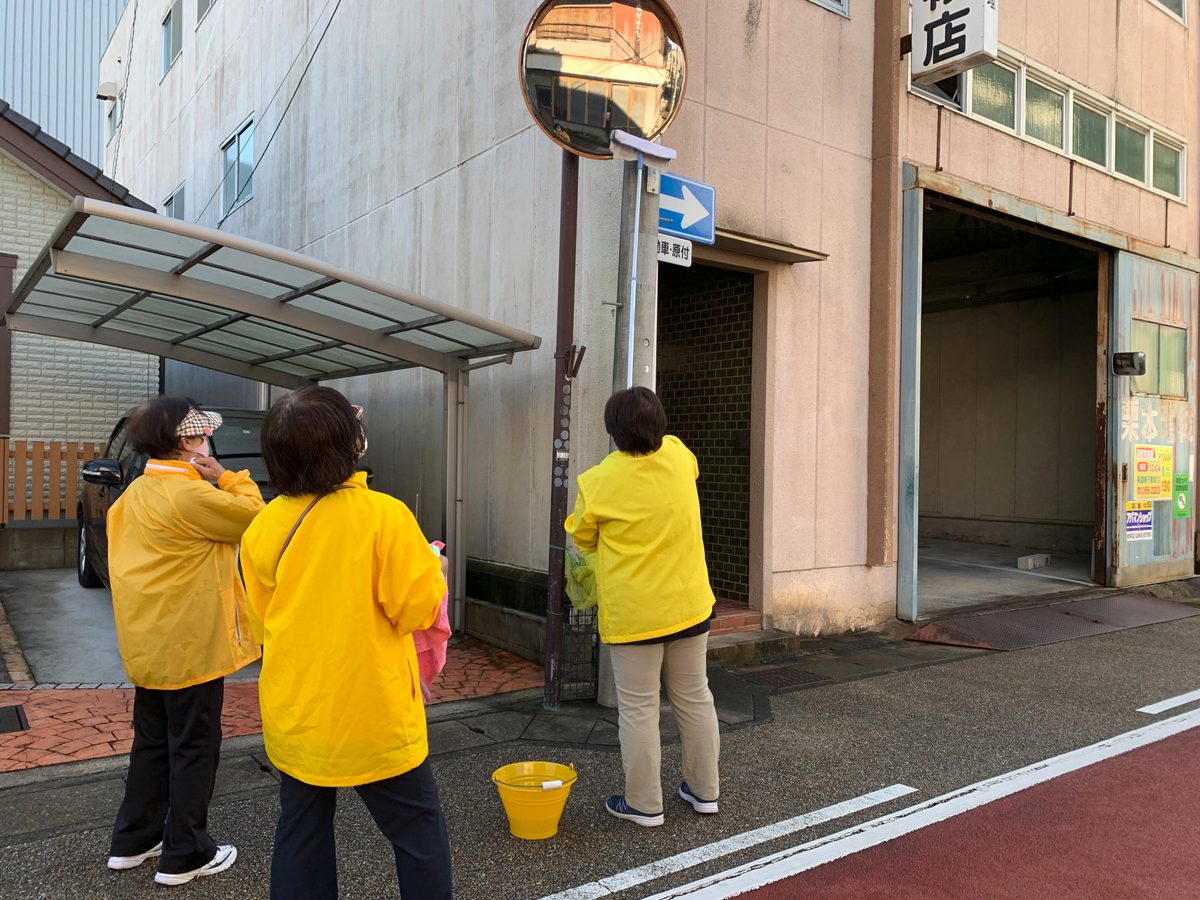 交通安全委員としてカーブミラー清掃を行う様子